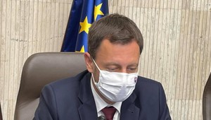 Rokovanie vlády bez dvoch pozitívnych ministrov: Podľa Hegera nie je pandemická situácia taká dramatická