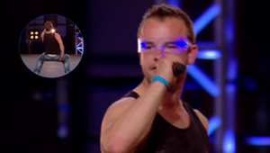 Čech z britského X Factoru je späť: Nasadil blikajúce okuliare, ale zabudol slová vlastnej piesne!