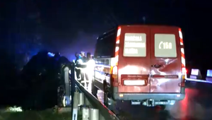 Vážna nehoda partie robotníkov. Dodávka zostala visieť z mosta