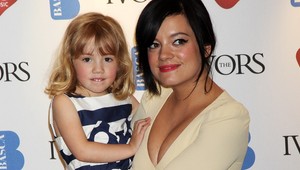 Lily Allen odteraz spieva s bábätkom v bruchu!