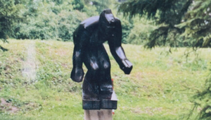 Pýcha mesta je navždy preč: Zlodeji rozbili sochu lyžiara a predali ju do šrotu