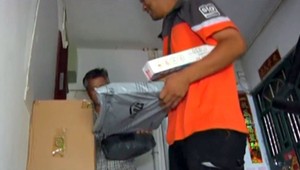 Za omeškané doručenie platia kuriéri pokutu. Pre stres spôsobujú veľa nehôd