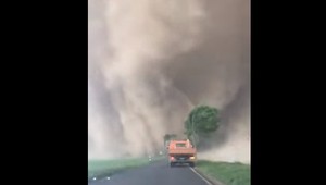 Nemeckom sa prehnalo tornádo. Strhávalo strechy a vyvracalo stromy