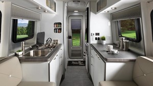 Nest od Airstream: Moderný cestovný príves zo sklolaminátu