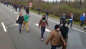 Maďar, ktorý rozháňal migrantov v Calais kamiónom, jazdí pre slovenskú firmu