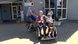 Seniori majú k dispozíciu rikšu. Chýba im však zdatný cyklista