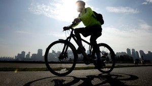 Rezort vnútra chce zrušiť povinnosť nosiť prilbu mimo obce. Podľa Cyklokoalície je len prekážkou