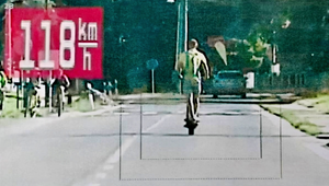 Kolobežkár by sa mohol pretekať s autami. Prekročil rýchlosť 110 km/h