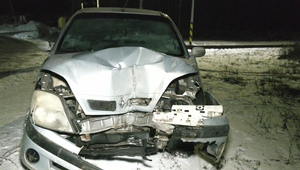 Nešťastie na priecestí: Vodič s maloletou vnučkou doplatili na zľadovatenú vozovku