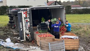 Kamión s jablkami sa zrútil do priekopy. Preložiť musia 25 ton ovocia