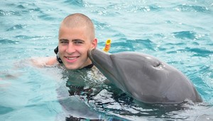 Saganovci plávali na Curacau s delfínmi