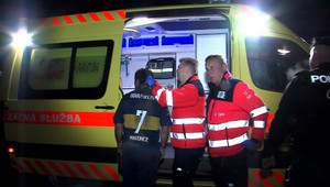 Pokojná nočná služba sa zmenila po hlásení o útoku sekerou. A potom už tiekla krv