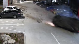 Ukrajinského šoféra, ktorý zdemoloval luxusné autá obvinili až 9 mesiacov po nehode. Výhovorky musela vyvracať polícia