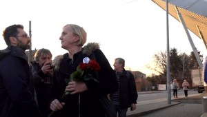 Zlatica Kušnírová chcela Ficovi vrátiť ruže. Na oslavy MDŽ ju nepustili