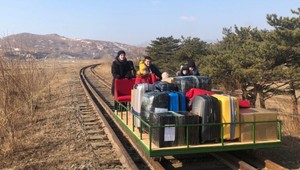 Ruskí diplomati opustili KĽDR na ručne tlačenom vozíku