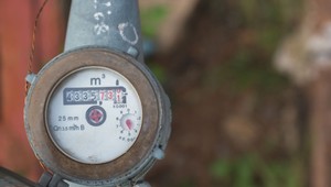 Problematický odpočet vodomeru. Ľudia musia do šácht