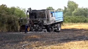 Počas žatvy zhoreli dve autá. Podľa experta sú na vine vodiči