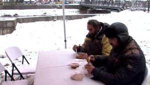 Na fare pripravili kapustnicu a štedrovečerné balíčky pre bezdomovcov. Ich reakcie chytajú za srdce