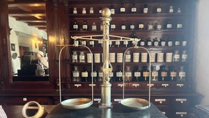 Tajomstvá starej lekárne: jedy za zrkadlom a lieky, ktoré sa miešali ručne