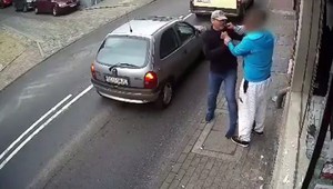 VIDEO: Vandal vyčíňal pri výklade obchodu. Pri úteku ho zrazilo auto