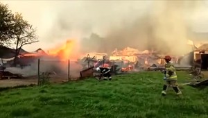 Pred rokom obec vyhorela, teraz aj vďaka Slovákom vstáva z popola