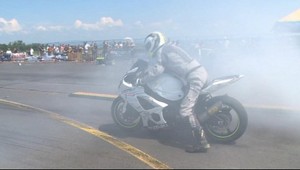 Adrenalínové kúsky na motorkách. Fanúšikovia videli aj guľu smrti