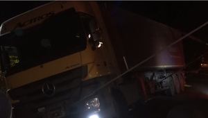 Prevrátil sa kamión plný krmiva pre dobytok