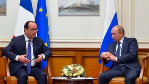 Putin a Hollande sa neplánovane stretli, riešili Ukrajinu