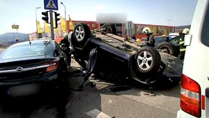 Nehoda troch áut. Terénne vozidlo vyletelo do vzduchu