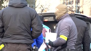 Policajná razia. Kukláči zadržali muža pôvodom z Albánska