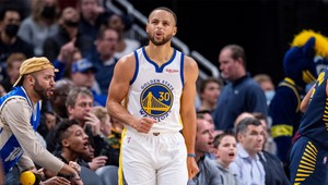 Prerušil sa zápas a nasledoval dlhý jasot. Takto Curry prekonal rekord NBA