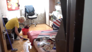 Nadránom začuli buchot a voda sa valila ako vodopád. V Rožňave zaplavilo byty seniorom