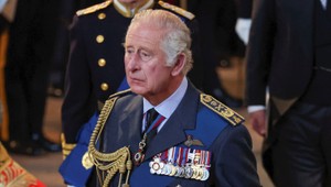 Má veštba o skorom skone kráľa Karola III. opodstatnenie? TENTO pohľad na detail jeho tela desí!