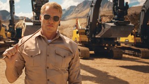 Po Van Dammovej roznožke medzi kamiónmi trénuje Dolph Lundgren bagre