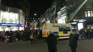 Panika v Londýne. Svedkovia hovorili o mužovi so zbraňou