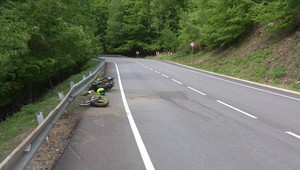 Motorkár zišiel z cesty a narazil do stromu. Na pomoc vyrazili leteckí záchranári