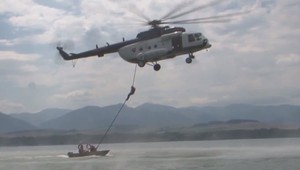 Odvahu policajtov preverilo cvičenie na Liptovskej Mare. Do vody skákali z vrtuľníka