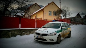 Muž (38) bodol svojho brata (40) do krku, pred zrakom ich otca