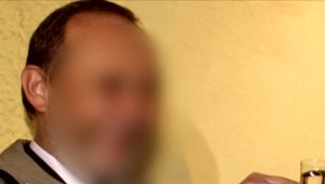 Syna socialistu s ľudskou tvárou prichytili na verejnosti v chúlostivej situácii s mladším mužom