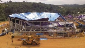 Zrútila sa strecha kostola, zomrelo okolo 200 ľudí