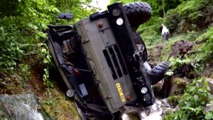 Tatrovka plná vojakov skončila v potoku. V prípade padli obvinenia