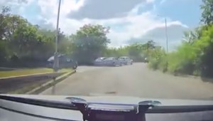 VIDEO: Unikal policajtom. Zvalcoval aj auto, v ktorom bola rodina s bábätkom