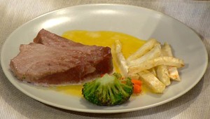 Tuniak so zelerovými hranolkami a holandskou omáčkou