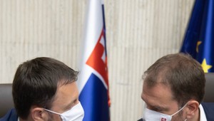 Komentár Arpáda Soltésza: Lekári na reťazi