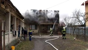 Požiar domu pri Lučenci. Obyvateľov zalarmoval malý chlapec