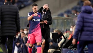 Suárez je opäť v problémoch: Za opľutie zamestnanca tímu dostal stopku