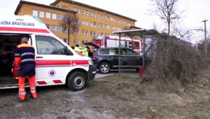 Autobusovú zastávku zdemolovalo terénne auto