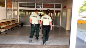 Ján zaútočil nožom na exmanželku. Susedia hovoria o skrate