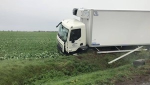 Nehoda na juhu Slovenska. Kamión aj auto skončili mimo cesty