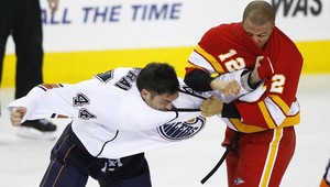 Olejár Souray si pri bitke s Iginlom zlomil ruku